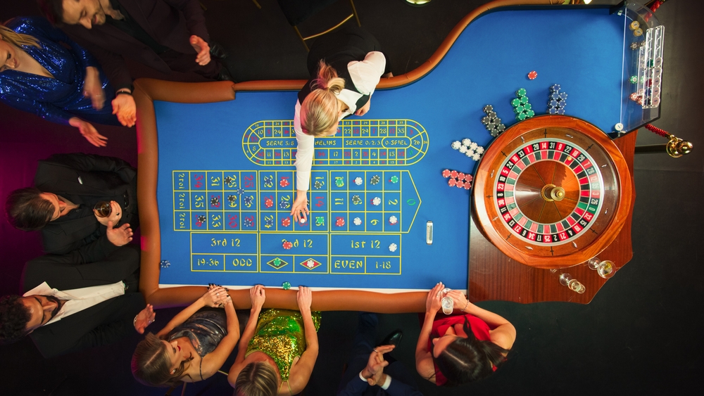 Top,Down,View:,Luxurious,Casino,Male,And,Female,Guests,Putting
